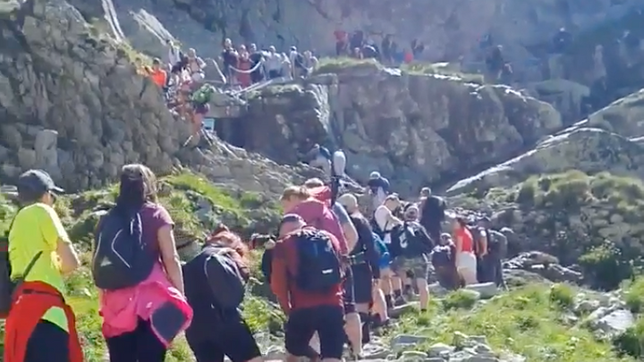Slovenský průvodce radí, jak se v Tatrách vyhnout davům. Fronty jsou nebezpečné, říká