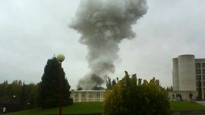 Kouř vycházející z budovy univerzity v Pamploně po výbuchu