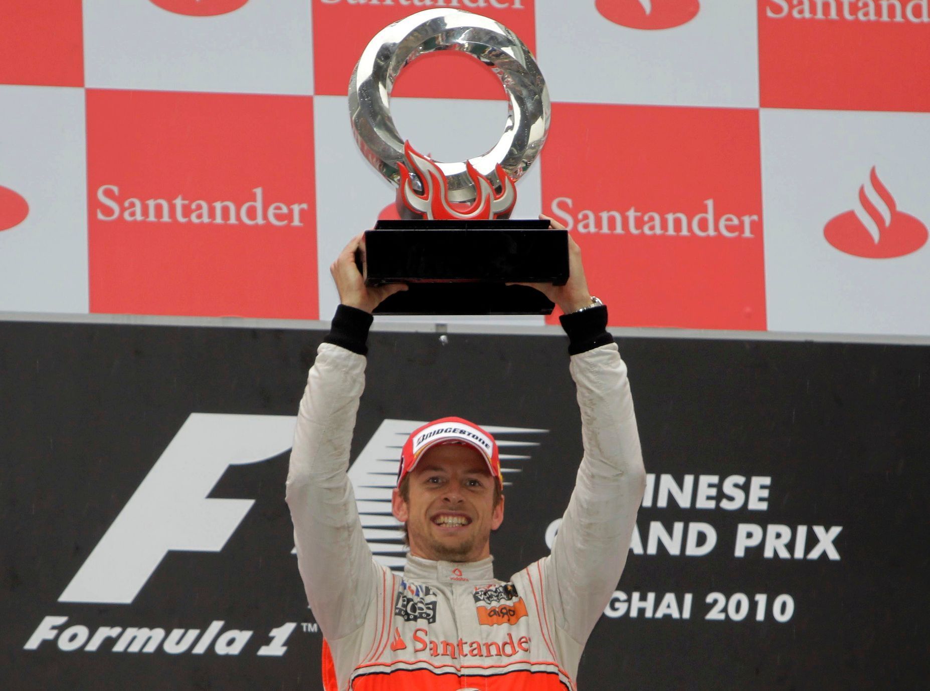 Jenson Button se raduje z vítězství na VC Číny