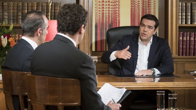 Premiér Tsipras při rozhovoru pro řeckou státní televizí ERT.