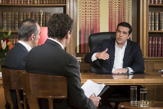 Premiér Tsipras při rozhovoru pro řeckou státní televizí ERT.