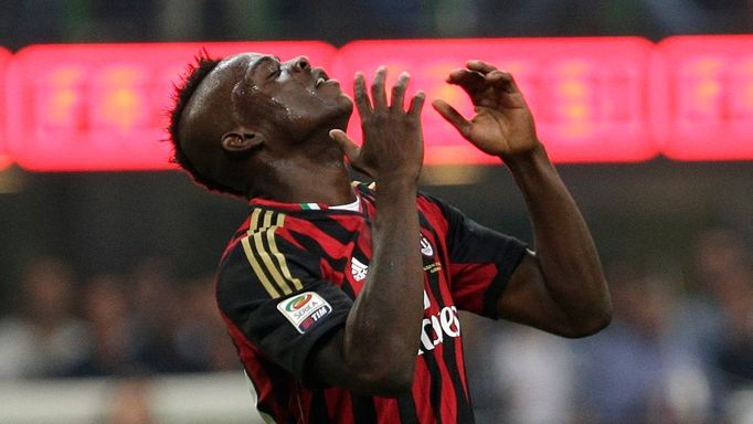 Mario Balotelli smutní po neproměněné penaltě v zápase s Neapolí