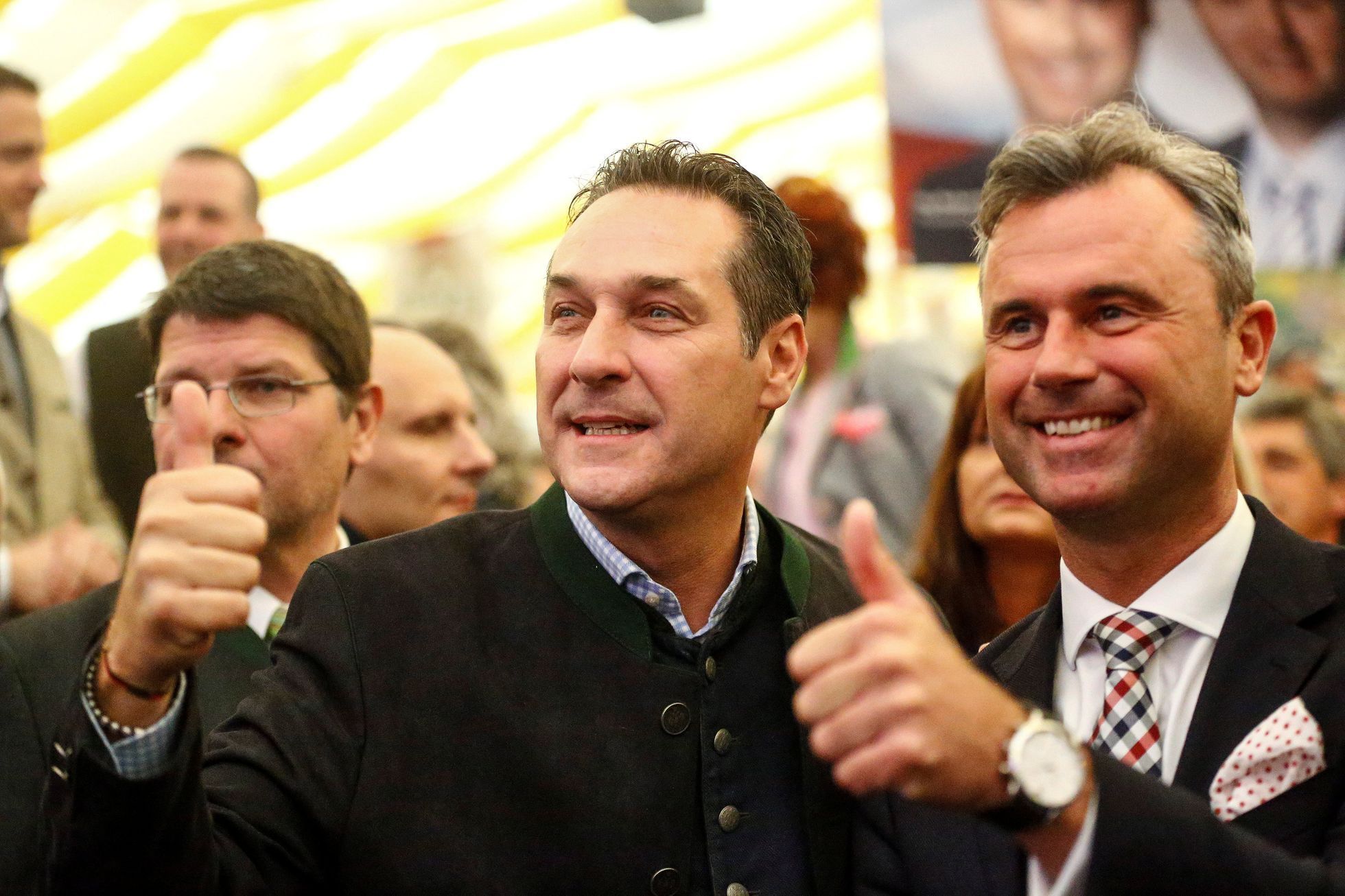 Rakousko volby Leader of the Austrian Freedom party Strache and presidential candidate Hofer attend a May Day event in Linz