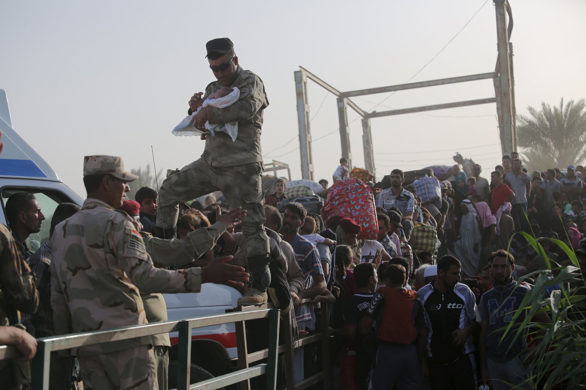 Obyvatelé prchající před IS z iráckého Ramadi