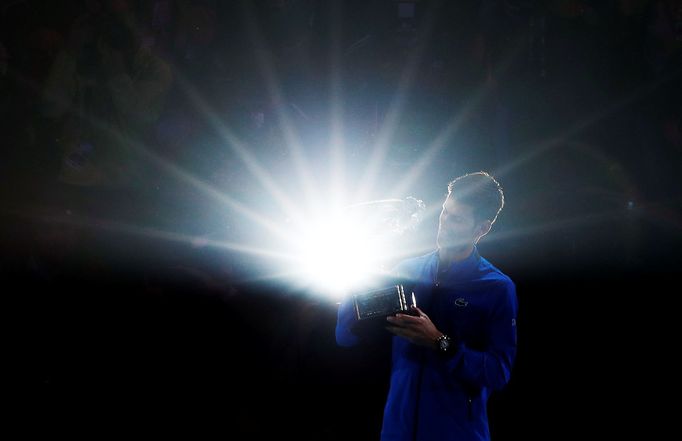 Novak Djokovič s trofejí pro vítěze Australian Open.