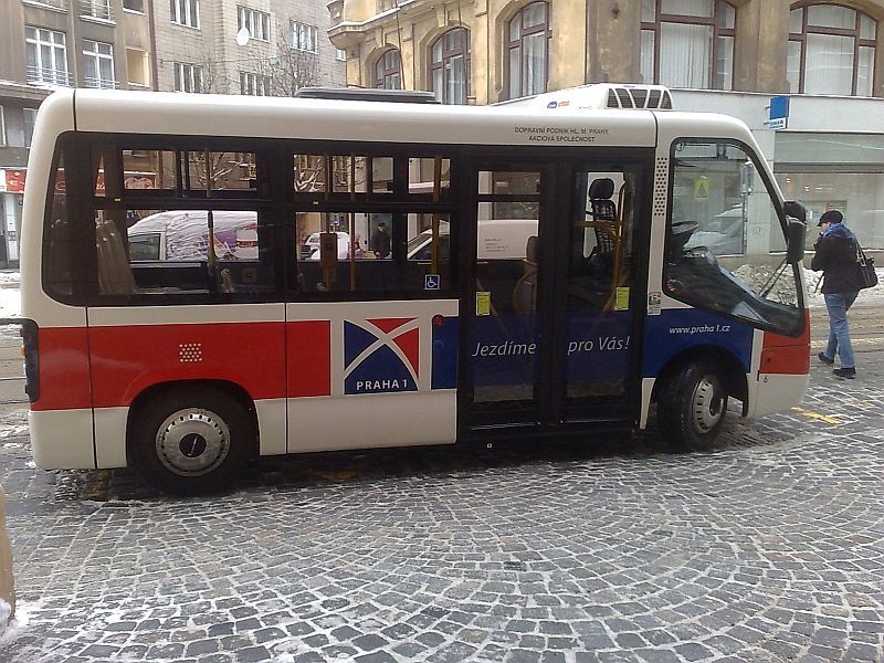 Praha představila první elektrobus, který bude jezdit centrem města