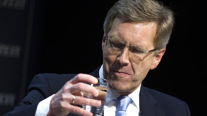Německý prezident Christian Wulff pije vodu před veřejnou debatou v Berlíně.