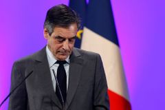 Je to politická vražda, zlobí se Fillon kvůli předvolání. Volby prezidenta ale neopouští