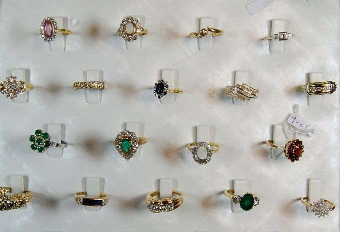 Ukázka šperků uloupených během loupeže v trezoru v Hatton Garden v Londýně v roce 2015.