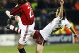 Záložník Arsenalu Flamini bojuje o míč s Andreou Pirlem z AC Milán