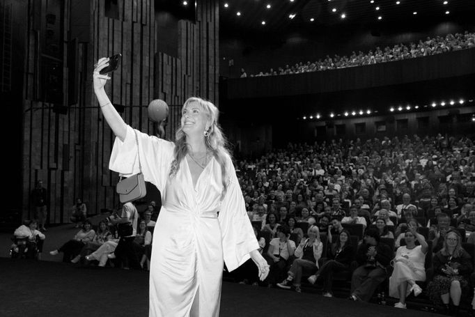 Její celovečerní debut o ženě středního věku, která prožívá intenzivní vztah s mladým syrským emigrantem, uvádí festival v hlavní soutěži.