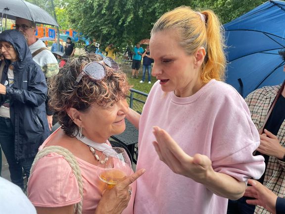Iva Pazderkové se snažila osobně a opakovaně uklidnit paní, která přišla za premiérem Petrem Fialou, vyrušovala a a působila, že je pod vlivem alkoholu.