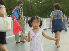 Malá Číňanka s vlaječkou u náměstí Tchien an-men