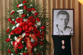 Snímky z pohřbu Ctirada Mašína: Salvy, vlajka a vyznamenání