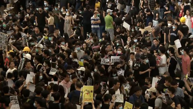 Tisíce demonstrantů blokují hongkongské letiště