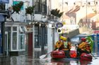 Města na severu Anglie zaplavila velká voda, stovky lidí musely opustit své domovy