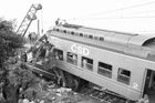 Foto: Jedna z nejhorších železničních nehod v Praze. Strojvůdce myslel, že to stihne