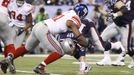 Justin Tuck zastavuje Toma Bradyho