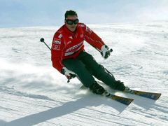 Michael Schumacher při lyžování v italském středisku Madonna Di Campiglio v lednu 2005.