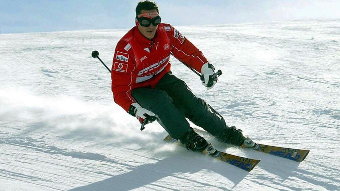 Láska k lyžování stála málem Schumachera život. Nyní se ale zdá, že se jeho stav pomalu lepší.