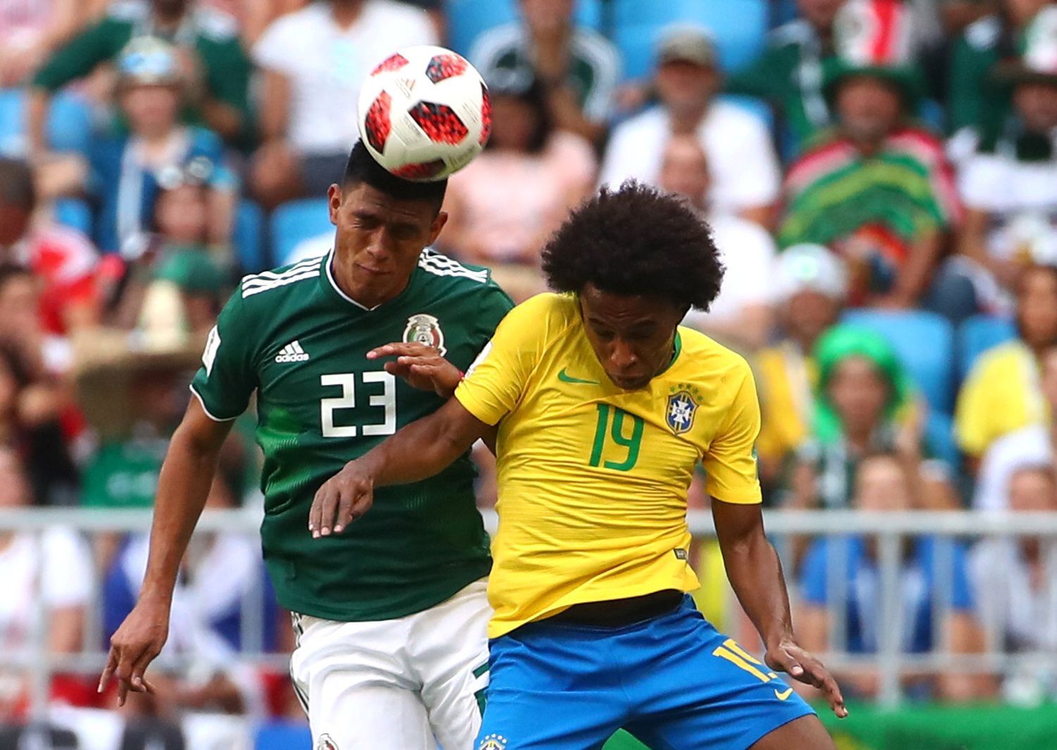 Jesús Gallardo a Willian v zápase Mexiko - Brazílie na MS 2018