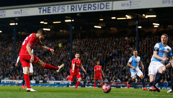 Philippe Coutinho z Liverpoolu dává gól vítězný gól Liverpoolu ve čtvrtfinále Anglického poháru proti Blackburnu Rovers.