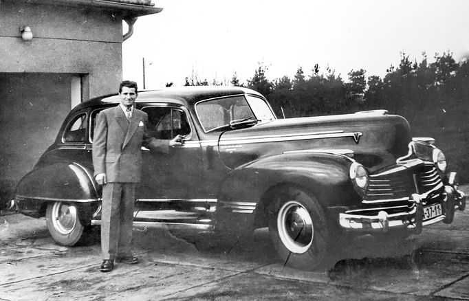 Mikoláškův oblíbený automobil značky Hudson na fotografii z roku 1955. Na snímku pořízeném v Jenštejně je zachycen Mikoláškův řidič a pomocník pan Matyáš.