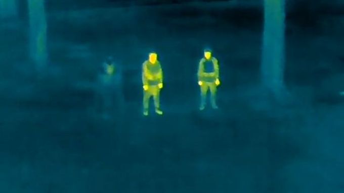 Pohled termokamerou na zamaskované a nezamaskované ukrajinské vojáky