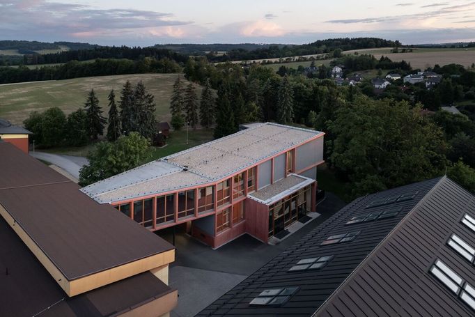 Přístavba základní a mateřské školy ve Studenci. Kategorie Novostavba.