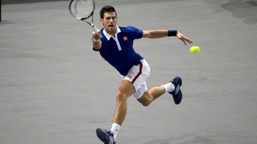 Novak Djokovič na turnaji v Paříži proti Tomáši Berdychovi