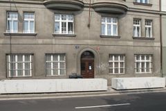Betonové květináče v Praze 5 z některých míst zmizí