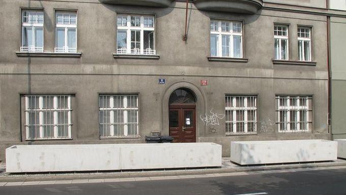 Betonové květináče se v ulicích Prahy 5 objevily v roce 2012, nedlouho poté však opět zmizely.