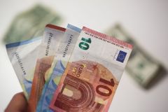 Rumunsko posouvá plán zavedení eura na rok 2027