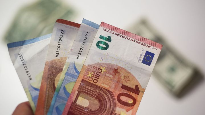 Europarlament slaví 20 let eura. Proč měnu zavést a jaká by to mělo rizika?