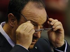Kouč Liverpoolu Rafael Benitez si upravuje brýle v průběhu odvetného zápasu s Lutychem.