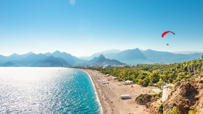 Nekonečně písčité pláže s pozvolným vstupem do křišťálově čistého moře jsou hlavními důvody, které do Turecka lákají nadšené cestovatele.