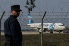 Egypťan, který unesl letadlo s 62 lidmi, požádal na Kypru o azyl