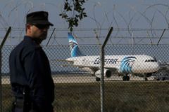 Egypťan, který unesl letadlo s 62 lidmi, požádal na Kypru o azyl