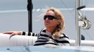 Sharon Stone v Cannes relaxuje na jachtě.