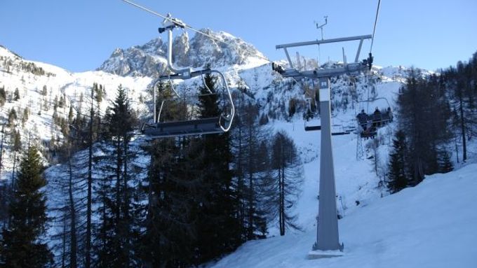 Rakouské lanovky vyvezou lyžaře až na vrcholky skalních masívů. Na druhé straně kopce už je Itálie.