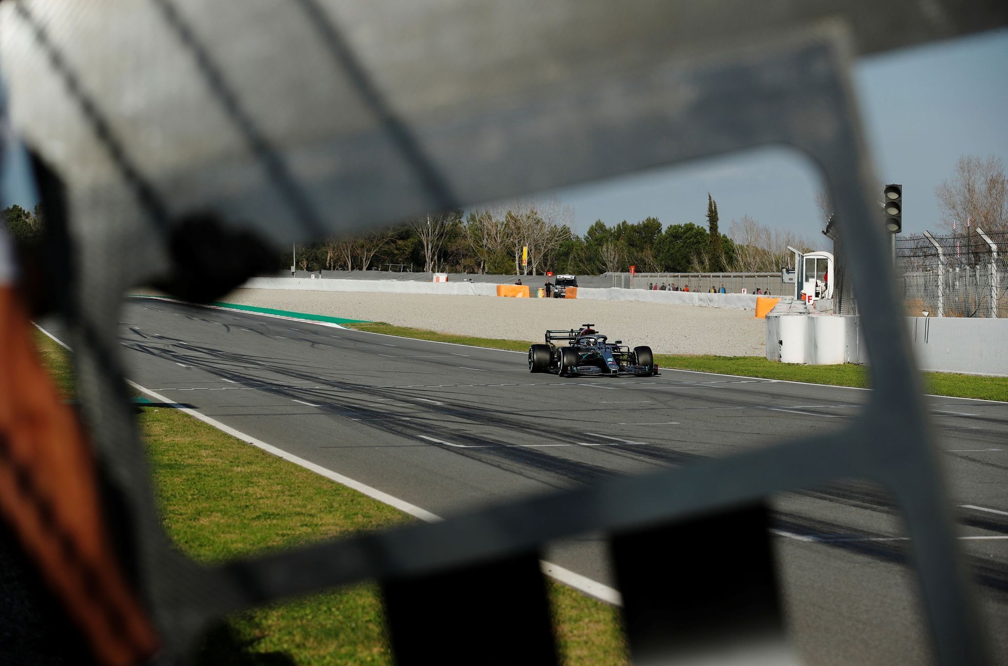 Lewis Hamilton v Mercedesu při prvních testech F1 v Barceloně 2020