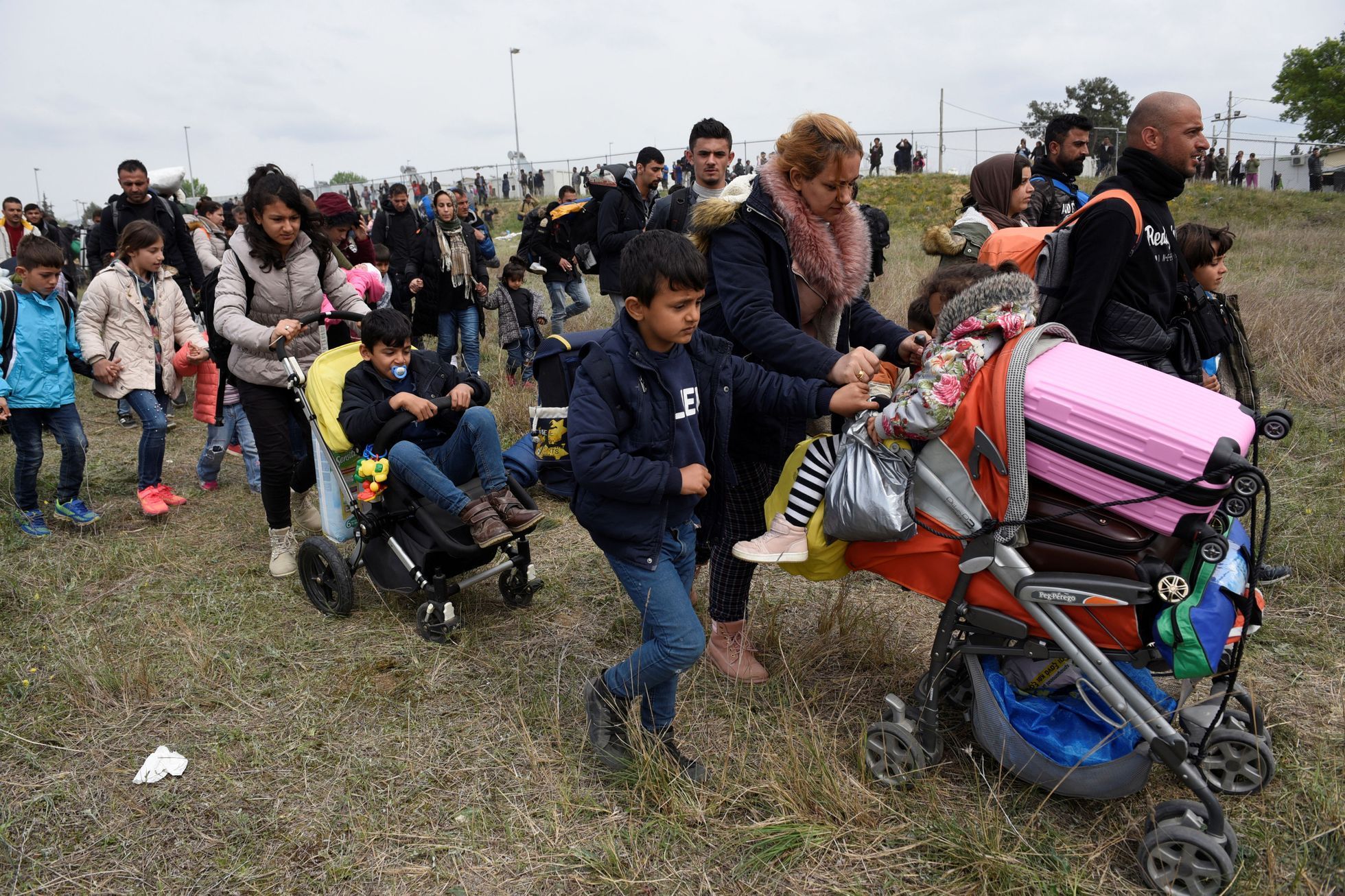 Migranti opouštějí tábor Diavata poblíž Soluně a vydávají se na sever.
