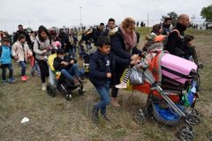 U migrantů v Řecku se šíří fáma, že projdou přes hranice. Stovky jich míří na sever