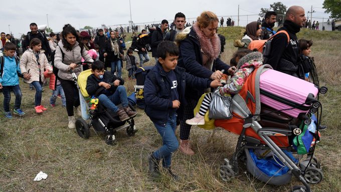 Migranti opouštějí tábor Diavata poblíž Soluně a vydávají se na sever.