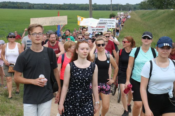 Protestní pochod lidí proti těžbě štěrkopísku a na ochranu pitné vody na Hodonínsku.