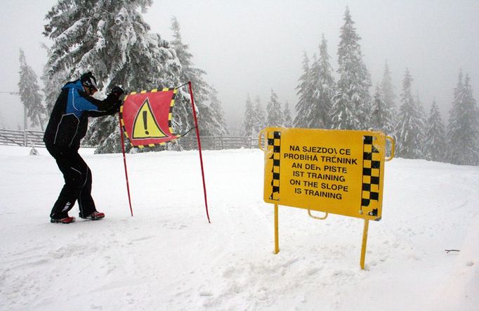 A takhle to vypadá, když se zahrazuje svah. „Když je tréninků více, dáváme i pásku," sdělil Marek Paulíček