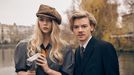 Anya Taylor-Joyová jako Beth a Thomas Brodie-Sangster v roli Bennyho Wattse.