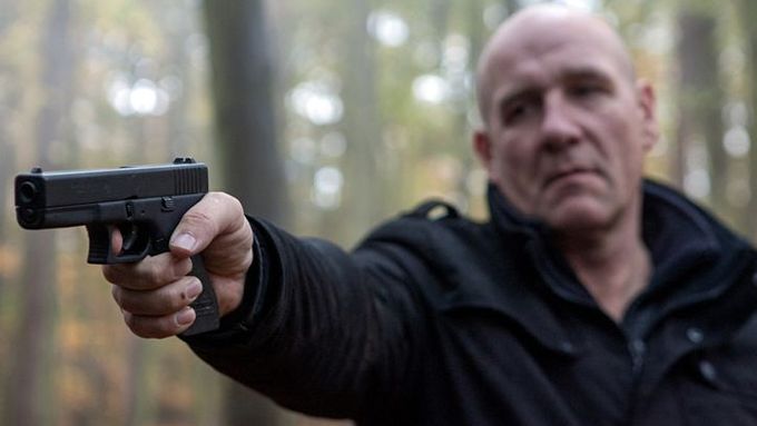 Bodyguard podnikatele Tichého (Martin Hub) míří na hlavního hrdinu seriálu Nestora Bukowského.