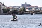 V centru Prahy plave na Vltavě velká olejová skvrna. Jejím zdrojem je zřejmě láhev s naftou