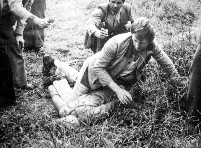 Paweł Tuchlin během jedné z devatenácti rekonstrukcí místa činu v roce 1983.